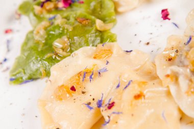 Bir tabağa köfte çeşitleri doldurma ile dekore edilmiş