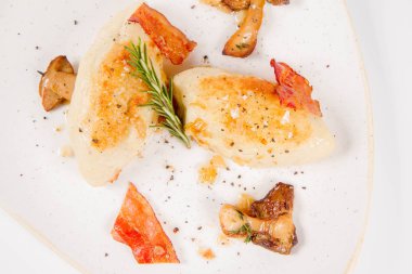 Kartacz - etli dolma ve gevrek domuz pastırması ile hizmet patates köfte olarak adlandırılan geleneksel Lehçe çanak karamelize soğan ve kızarmış çörek