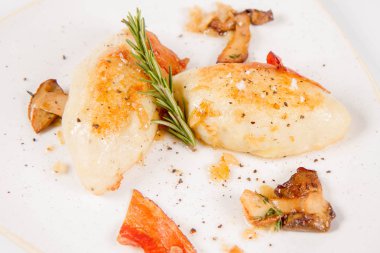 Kartacz - etli dolma ve gevrek domuz pastırması ile hizmet patates köfte olarak adlandırılan geleneksel Lehçe çanak karamelize soğan ve kızarmış çörek