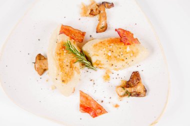 Kartacz - etli dolma ve gevrek domuz pastırması ile hizmet patates köfte olarak adlandırılan geleneksel Lehçe çanak karamelize soğan ve kızarmış çörek