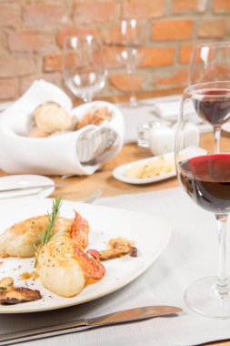 Kartacz - etli dolma ve gevrek domuz pastırması ile hizmet patates köfte olarak adlandırılan geleneksel Lehçe çanak karamelize soğan ve kızarmış çörek