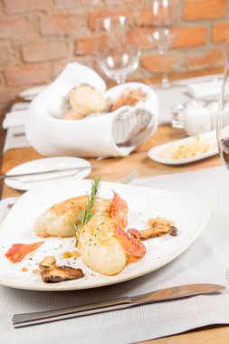 Kartacz - etli dolma ve gevrek domuz pastırması ile hizmet patates köfte olarak adlandırılan geleneksel Lehçe çanak karamelize soğan ve kızarmış çörek