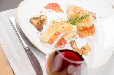 Kartacz - etli dolma ve gevrek domuz pastırması ile hizmet patates köfte olarak adlandırılan geleneksel Lehçe çanak karamelize soğan ve kızarmış çörek