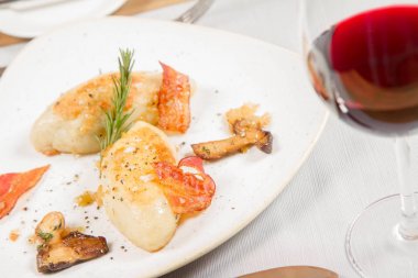 Kartacz - etli dolma ve gevrek domuz pastırması ile hizmet patates köfte olarak adlandırılan geleneksel Lehçe çanak karamelize soğan ve kızarmış çörek