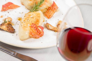 Kartacz - etli dolma ve gevrek domuz pastırması ile hizmet patates köfte olarak adlandırılan geleneksel Lehçe çanak karamelize soğan ve kızarmış çörek