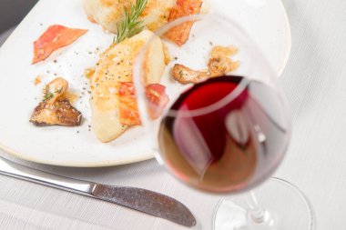 Kartacz - etli dolma ve gevrek domuz pastırması ile hizmet patates köfte olarak adlandırılan geleneksel Lehçe çanak karamelize soğan ve kızarmış çörek