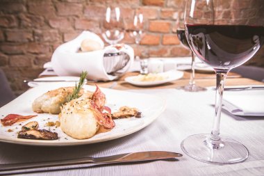 Kartacz - etli dolma ve gevrek domuz pastırması ile hizmet patates köfte olarak adlandırılan geleneksel Lehçe çanak karamelize soğan ve kızarmış çörek