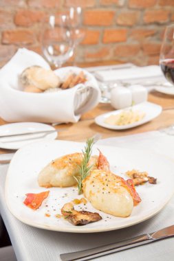 Kartacz - etli dolma ve gevrek domuz pastırması ile hizmet patates köfte olarak adlandırılan geleneksel Lehçe çanak karamelize soğan ve kızarmış çörek