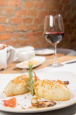 Kartacz - etli dolma ve gevrek domuz pastırması ile hizmet patates köfte olarak adlandırılan geleneksel Lehçe çanak karamelize soğan ve kızarmış çörek