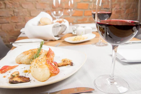 Kartacz - etli dolma ve gevrek domuz pastırması ile hizmet patates köfte olarak adlandırılan geleneksel Lehçe çanak karamelize soğan ve kızarmış çörek