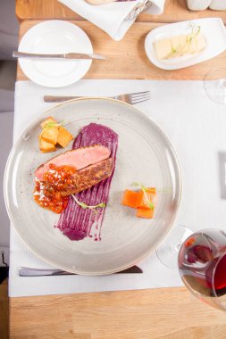 Kavrulmuş patates, üvez ve bal soslu ördek göğsü, kırmızı lahana ile elma, kızartma