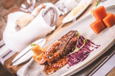 Kavrulmuş patates, üvez ve bal soslu ördek göğsü, kırmızı lahana ile elma, kızartma