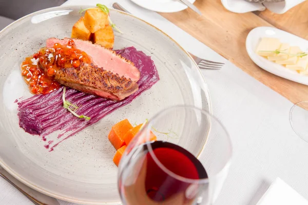 Entenbrust Rotkohl Mit Apfel Bratkartoffeln Eberesche Und Honigsoße — Stockfoto