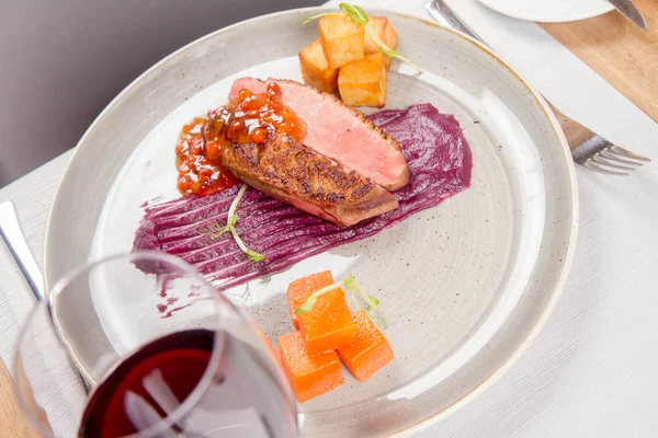 Entenbrust Rotkohl Mit Apfel Bratkartoffeln Eberesche Und Honigsoße — Stockfoto