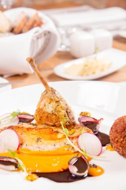 Gine fowl, kabak püresi, kızarmış buğday, sos sos bir restoranda