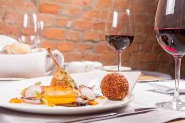 Gine fowl, kabak püresi, kızarmış buğday, sos sos bir restoranda