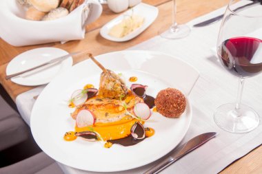 Gine fowl, kabak püresi, kızarmış buğday, sos sos bir restoranda