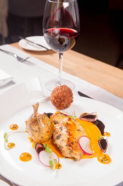 Gine fowl, kabak püresi, kızarmış buğday, sos sos bir restoranda