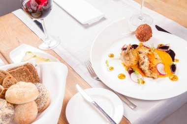 Gine fowl, kabak püresi, kızarmış buğday, sos sos bir restoranda