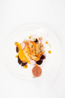 Domuz güveci, kabak püresi, kızarmış buğday, beyaz zemin üzerine et suyu sosu