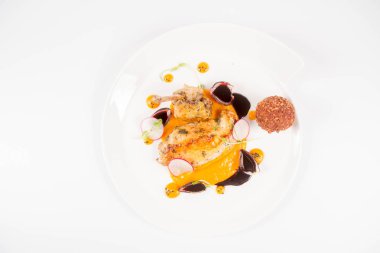 Domuz güveci, kabak püresi, kızarmış buğday, beyaz zemin üzerine et suyu sosu