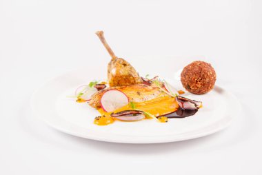 Domuz güveci, kabak püresi, kızarmış buğday, beyaz zemin üzerine et suyu sosu