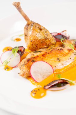 Domuz güveci, kabak püresi, kızarmış buğday, beyaz zemin üzerine et suyu sosu