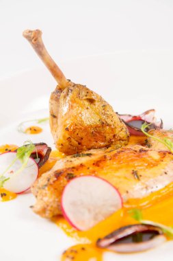 Domuz güveci, kabak püresi, kızarmış buğday, beyaz zemin üzerine et suyu sosu