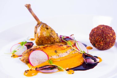 Domuz güveci, kabak püresi, kızarmış buğday, beyaz zemin üzerine et suyu sosu