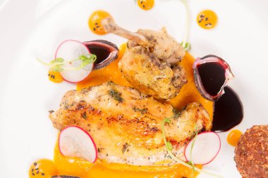 Domuz güveci, kabak püresi, kızarmış buğday, beyaz zemin üzerine et suyu sosu