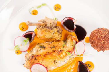 Domuz güveci, kabak püresi, kızarmış buğday, beyaz zemin üzerine et suyu sosu