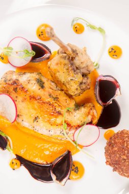 Domuz güveci, kabak püresi, kızarmış buğday, beyaz zemin üzerine et suyu sosu