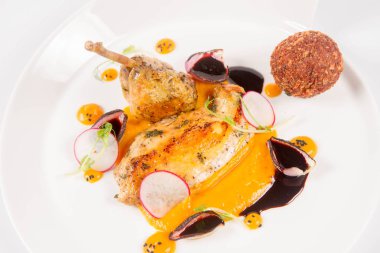 Domuz güveci, kabak püresi, kızarmış buğday, beyaz zemin üzerine et suyu sosu