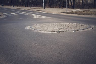 Boş bir döner kavşak ve yol