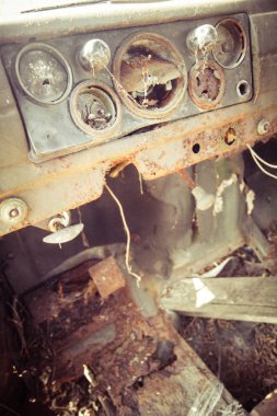 Eski terk edilmiş bir araba Pano