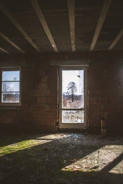 Kırık bir pencere ve cam kırıkları