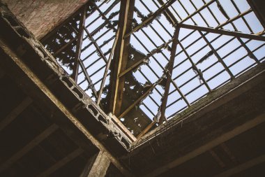 Görünür bir çatı çerçeve ile terk edilmiş evde