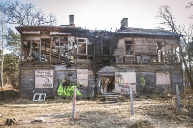 Bir yangından sonra ahşap bir ev