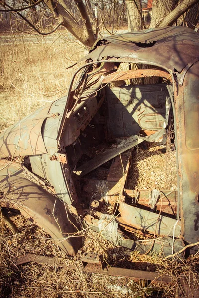 Altes Auto Auf Hof Liegengelassen — Stockfoto