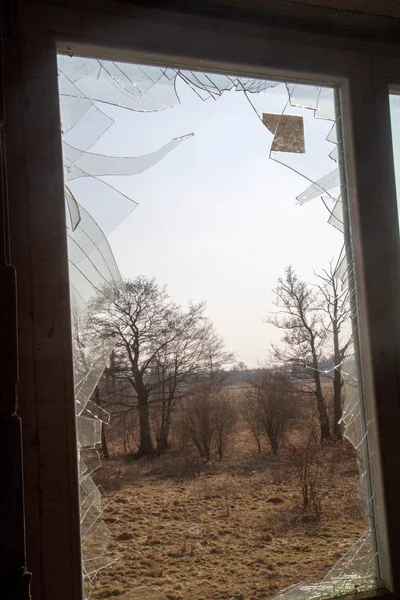 Ett Trasigt Fönster Och Skärvor Glas — Stockfoto