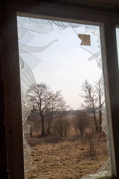 Una Ventana Rota Fragmentos Vidrio —  Fotos de Stock