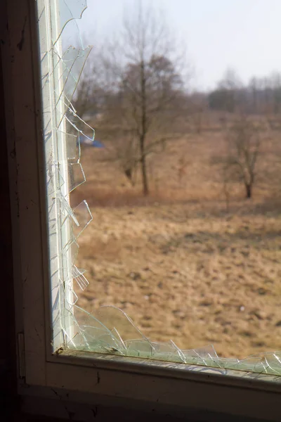 Kırık Bir Pencere Cam Kırıkları — Stok fotoğraf