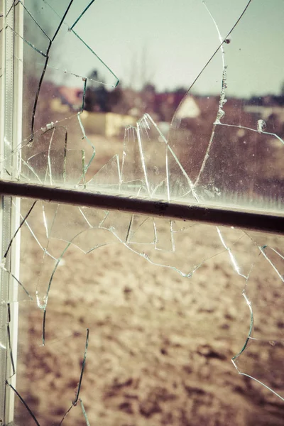 壊れた窓のガラスの破片 — ストック写真