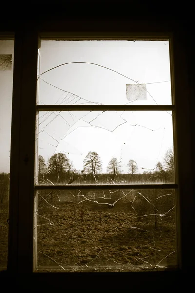 Kırık Bir Pencerenin Cam Kırıkları — Stok fotoğraf