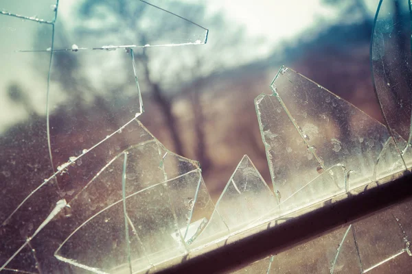 Glasscherben Eines Zerbrochenen Fensters — Stockfoto