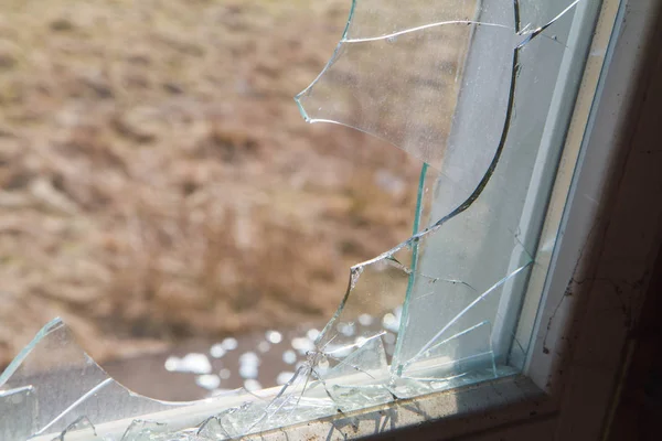 Glasscherben Eines Zerbrochenen Fensters — Stockfoto