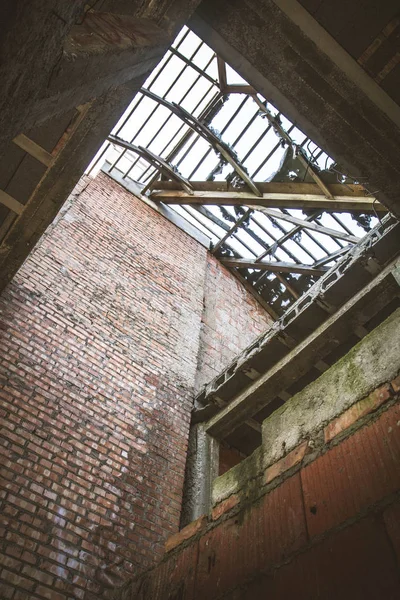 Casa Abandonada Com Uma Estrutura Telhado Visível — Fotografia de Stock