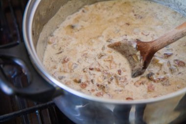 Bir tencereye pişirildikten mantar carbonara soslu 