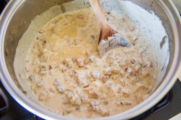 Sos Carbonara Grzybami Gotowane Garnku — Zdjęcie stockowe