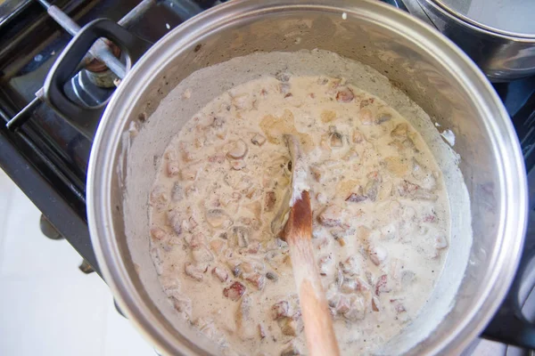 Carbonara Sås Med Champinjoner Som Tillagas Kruka — Stockfoto